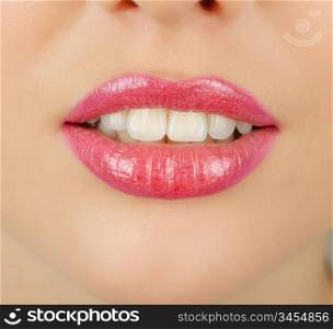 Close up of a young woman&acute;s glossy lips