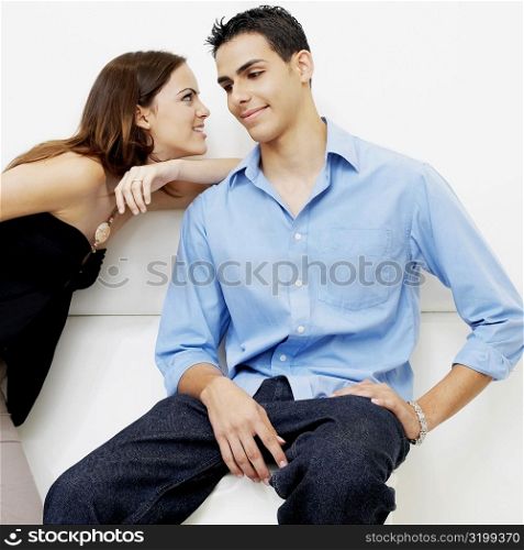 Close-up of a young woman leaning on a young man&acute;s shoulder