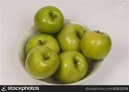 Close-up of green apples in a bowl