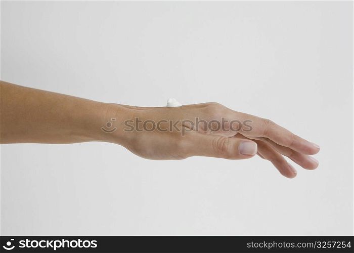Close-up of moisturizer on a woman&acute;s hand
