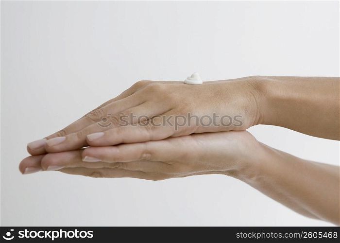 Close-up of moisturizer on a woman&acute;s hands