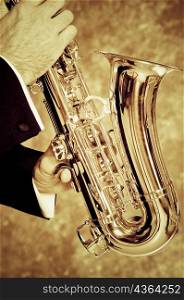 Close-up of musician&acute;s hand playing a saxophone