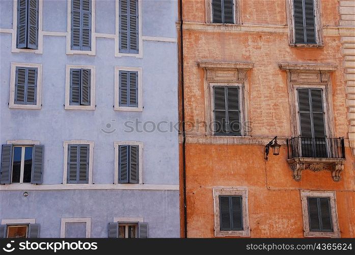 Close up of Rome&acute;s apartment building