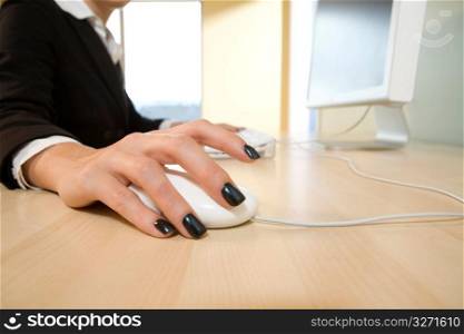 Close-up of woman&acute;s hand holding a computer mouse