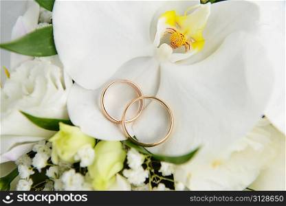 Close up on wedding bouquet and rings