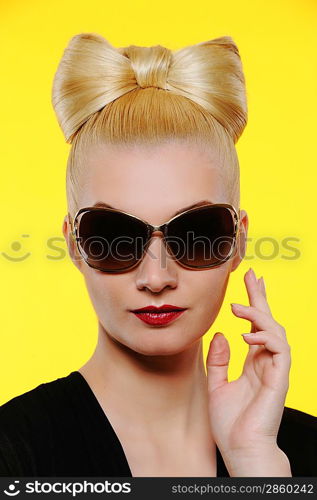 Close-up portrait of a beautiful woman in sunglusses