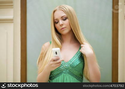 Close up portrait of a beautiful young girl talking on his cell phone in a shopping center