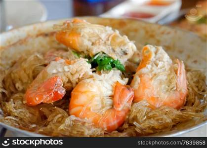 close up shrimp , baked with vermicelli , vegetable and pepper sauce