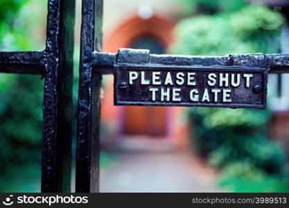 Closed metal gate