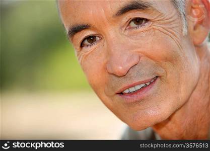Closeup of a smiling senior man&acute;s face