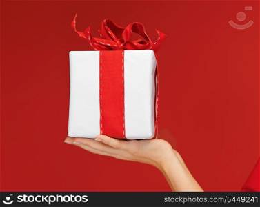 closeup picture of woman&#39;s hands holding a gift box
