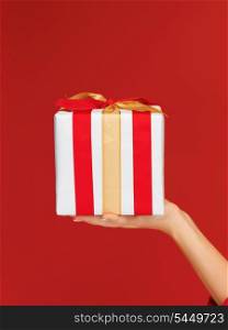 closeup picture of woman&#39;s hands holding a gift box