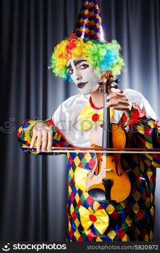 Clown playing on the violin