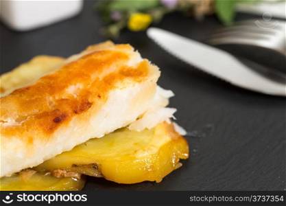 Cod with honey with a baked potato base