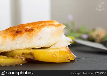 Cod with honey with a baked potato base