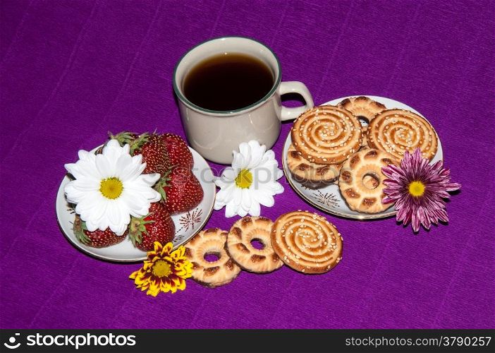 Coffee Cup cookies flower of Chrysanthemum and strawberry