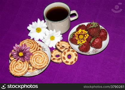 Coffee Cup cookies flower of Chrysanthemum and strawberry