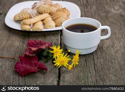 coffee, leaf, floret and plate with cookies behind, a still life, a subject fall, food and drinks