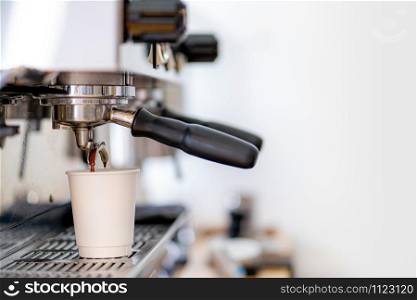 Coffee shops that are brewed with automatic coffee machines and use glass made from paper that can decompose naturally.White recycle coffee mugs made from paper of coffee shops on the weekends.