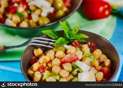 Cold and nutritious salad of chickpeas with vegetables