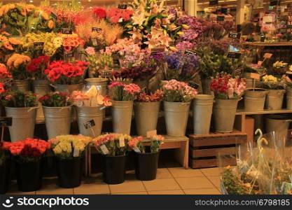 Colorful flowers in a flowershop (names and prices on tags in Dutch)