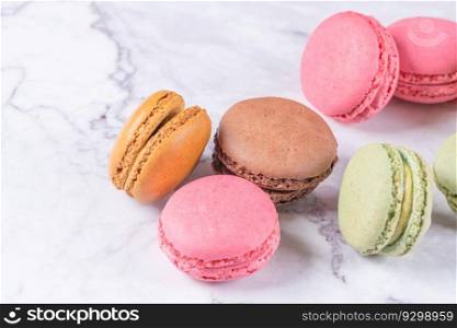 Colorful macaroons on marb≤background, top view v∫a≥color sty≤
