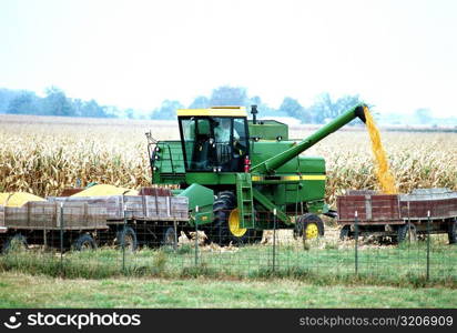 Combine uploads corn into wagon in Clinton county , OH
