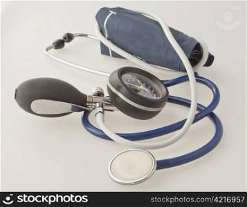 COmplete view of a sphygmomanometer, over white background