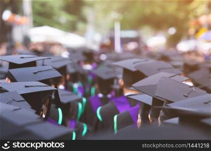Congratulate the graduate graduating from university.