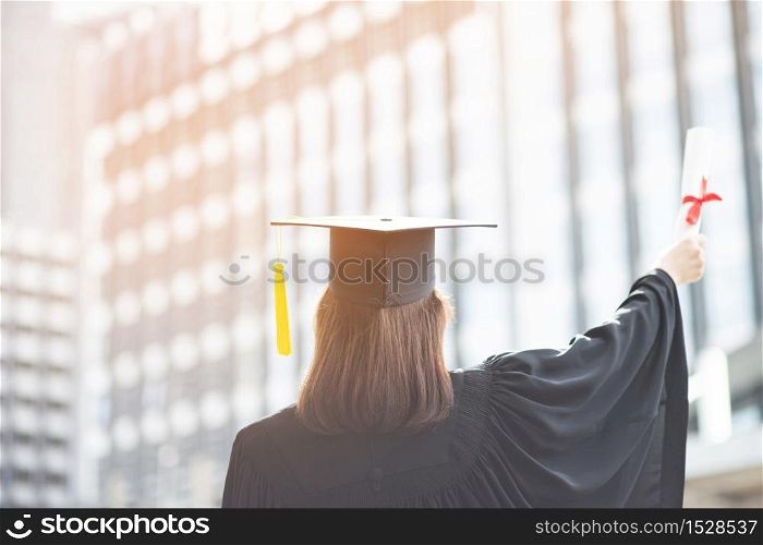 Congratulate the new graduates for the country?s future, smooth the job.