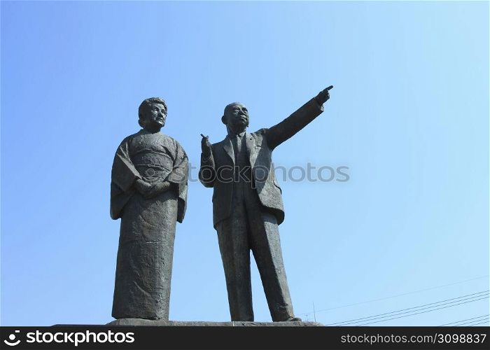Conjugal bronze statue