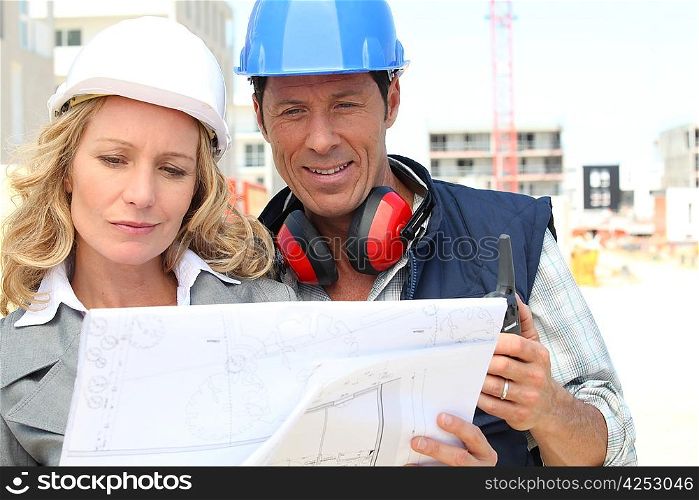 Construction worker looking at an engineer&acute;s drawing