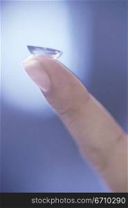 Contact lens on the tip of a person&acute;s finger