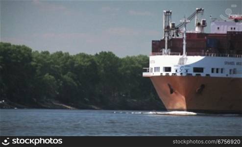Containerschiff Grimaldi Lines fShrt auf einem Fluss
