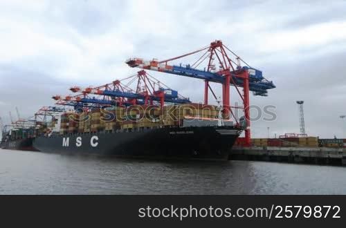 Containerschiff im Hafen Time Lapse Zeitraffer