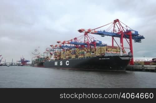 Containerschiff im Hafen Zeitraffer Time Lapse