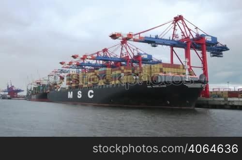 Containerschiff im Hafen Zeitraffer Time Lapse Zoom In