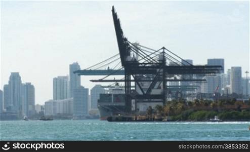 Containerschiff wird beladen, Hafen von Miami - container ship being loaded at the port of Miami