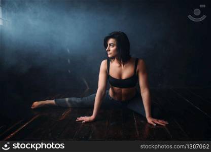 Contemp dancing female performer exercise in dance class. Woman pose in studio, acrobat body flexibility. Contemp dancing female performer in dance class