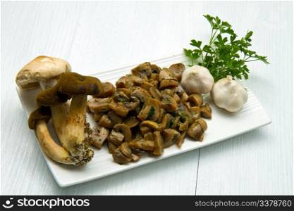 cooked and fresh mushrooms with garlic and parsley