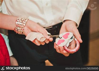 Cookies hold a key and the lock to it. Key and the lock in hands of the newly-married couple 1655.