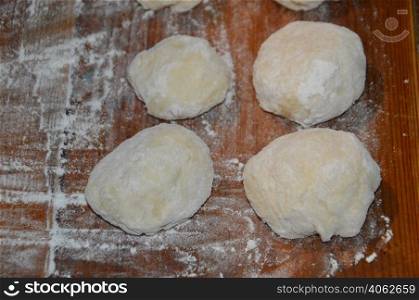 Cooking homemade whites with meat on a yeast dough