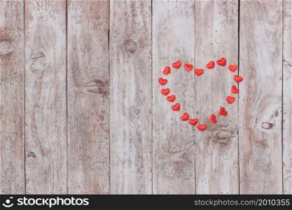corazones de peluche encima de una mesa de madera