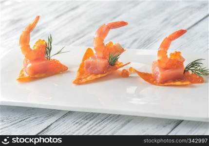 Corn chips with shrimps and salmon