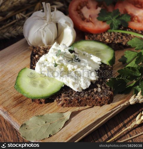 Cottage cheese sandwich with whole grain bread and vegetables