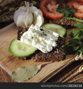 Cottage cheese sandwich with whole grain bread and vegetables