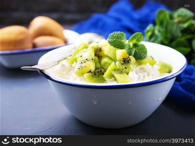 cottage with fruits in bowl, cottage with fresh kiwi