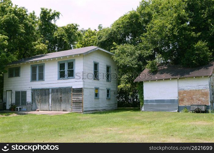Country houses in Texas with trees in background