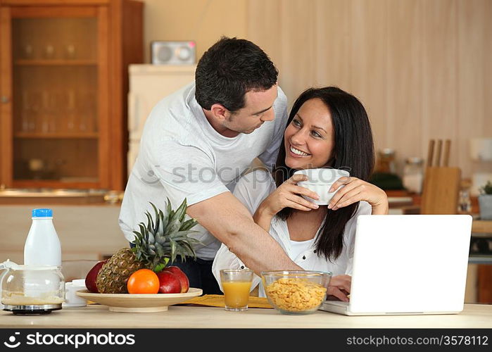 Couple ahving breakgfast before going to work