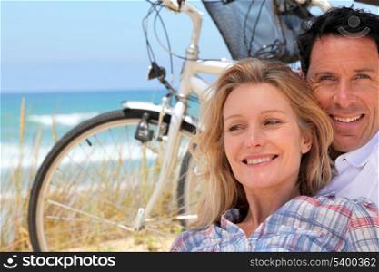 Couple cycle to the sea